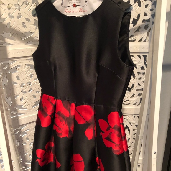 Beautiful black and red dress - Picture 2 of 5